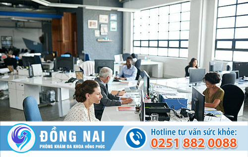 Thường xuyên ngồi một chỗ, ít vận động tạo áp lực lên vùng hậu môn gây trĩ.