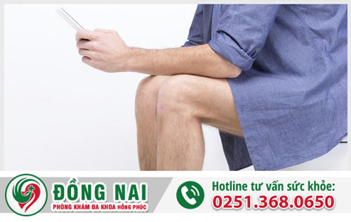 Thói quen ngồi nhiều liên tục vài tiếng đồng hồ khi đi cầu